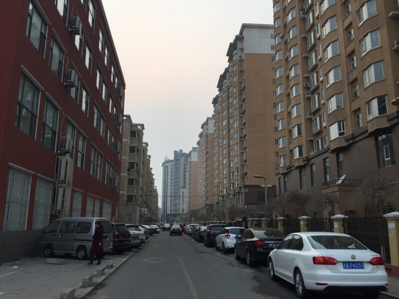 中国の郊外らしい無機質な高層住宅