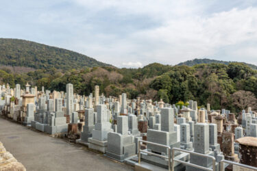 大谷本廟,かつての風葬地・鳥辺野に佇む巨大墓地