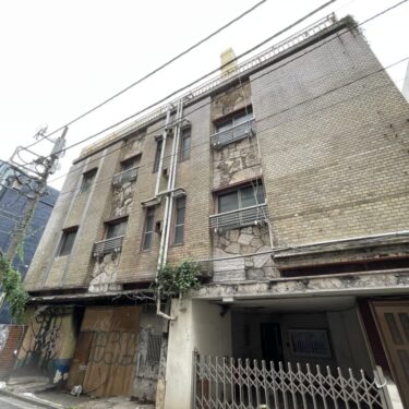 歌舞伎町の幽霊ホテルM「ホテルまつき」繁華街で唐突に現れる廃墟